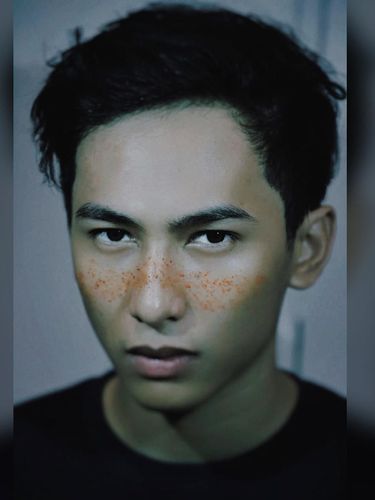 Pria Ini Ikuti Tren Makeup Freckles Pakai Bubuk Cabai, Ngenes Tapi Kocak