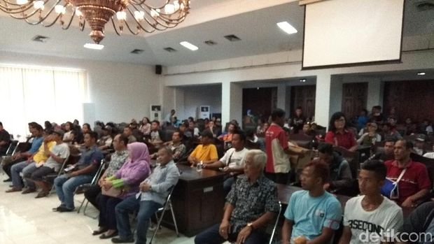 Pedagang ayam Salatiga minta harga daging ayam turun dan pasokan lancar