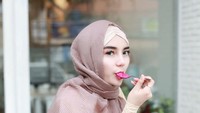 Tak hanya mantap berhijab, Nabilla Aprillya juga menjalankan pola hidup sehat. Saat menyantap smoothie bowl ini saja ia menuliskan, Makan makanan yang sehat jangan lupa minum air putih yang banyak yaa #sehatitumahal. Foto: Instagram bae_biiiiiii