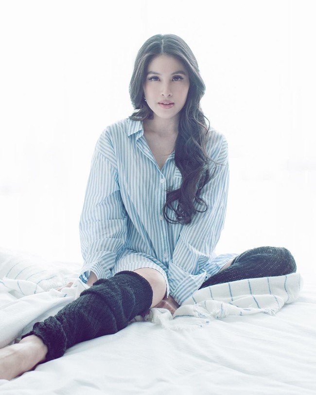 Kemeja oversized yang dikenakan tanpa celana memang memberi kesan seksi. Seperti yang ditampilkan Sandra Dewi untuk sebuah pemotretan ini. Aktris dan presenter satu anak ini tampil cantik nan seduktif. Foto: Instagram