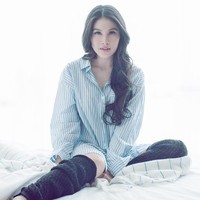 Kemeja oversized yang dikenakan tanpa celana memang memberi kesan seksi. Seperti yang ditampilkan Sandra Dewi untuk sebuah pemotretan ini. Aktris dan presenter satu anak ini tampil cantik nan seduktif. Foto: Instagram