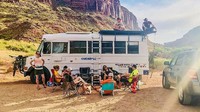 Pasangan Nicholas dan Heather pun menggunakan rumah berjalan ini buat traveling. Mereka sudah keliling ke New Mexico, Utah dan Idaho serta bertemu teman-teman baru. (vicarib.us)