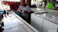 Stok daging ayam di Pasar Argosari Gunungkidul, Daerah Istimewa Yogyakarta (DIY) kian menipis. Akibatnya, harga daging ayam melambung. Usman Hadi/detikcom.