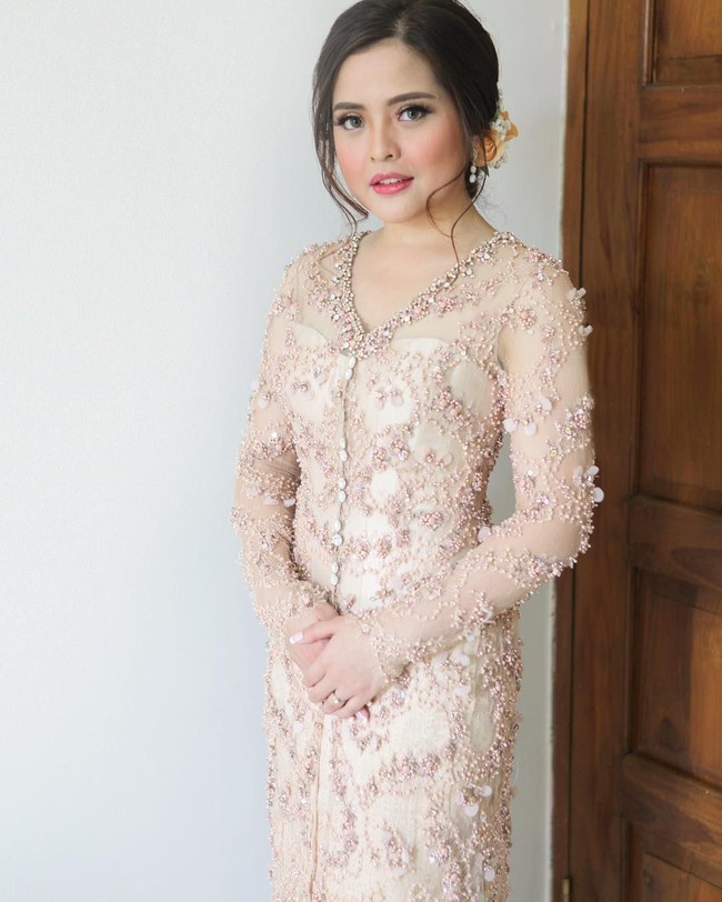 Tasya Kamila cantik berbalut model kebaya warna kulit dengan aplikasi payet ala Studio Boh. Warna netral seperti ini tak hanya terlihat manis dipakai, namun juga membuat riasanmu lebih terpancar. Foto: Dok. Instagram/Studio Boh
