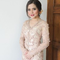 Tasya Kamila cantik berbalut model kebaya warna kulit dengan aplikasi payet ala Studio Boh. Warna netral seperti ini tak hanya terlihat manis dipakai, namun juga membuat riasanmu lebih terpancar. Foto: Dok. Instagram/Studio Boh