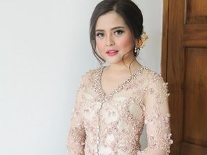 10 Inspirasi Kebaya Lamaran dari Artis Indonesia, Bikin Kamu Cantik