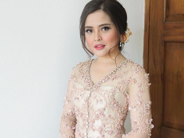 10 Inspirasi Kebaya Lamaran dari Artis Indonesia, Bikin Kamu Cantik