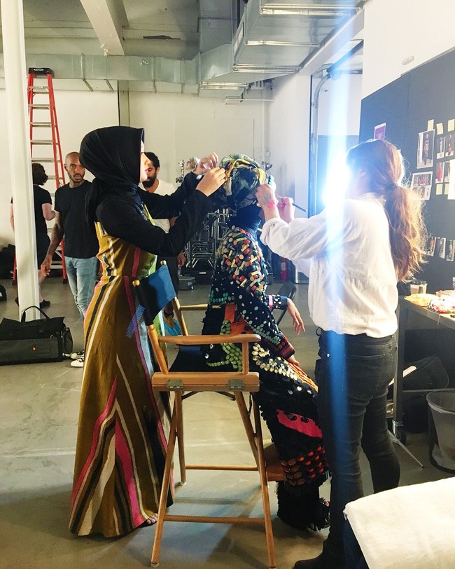 Ada tiga busana yang dipakai Halima Aden saat pemotretan. Di acara nanti, akan ada tiga busana Dian Pelangi yang dipajang selama lima bulan ekshibisi. Foto: Dok. Instagram/DianPelangi