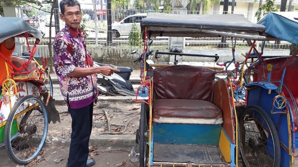 Becak Sang Ayah Ini Antar Hera Lulus ITB