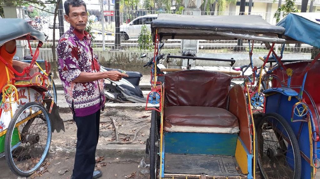 Becak Sang Ayah Ini Antar Hera Lulus ITB Becak Sang Ayah Ini Antar Hera Lulus ITB