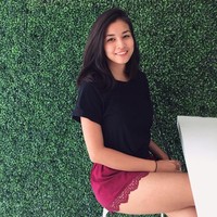 Selain banyak anggapan bahwa unggahan fotonya itu adalah dua orang yang berbeda, tak sedikit netizen juga menganggap Aleksis telah melakukan operasi plastik demi penampilan menakjubkannya itu. Foto: Instagram