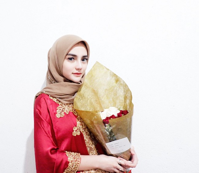 Dalam video di akun Youtube-nya, Atta Halilintar mengaku senang bisa membawa perubahan pada Nabilla. Hijabers itu sudah menghapus semua foto seksinya dan berhijrah. Foto: Instagram/bae_biiiiiii