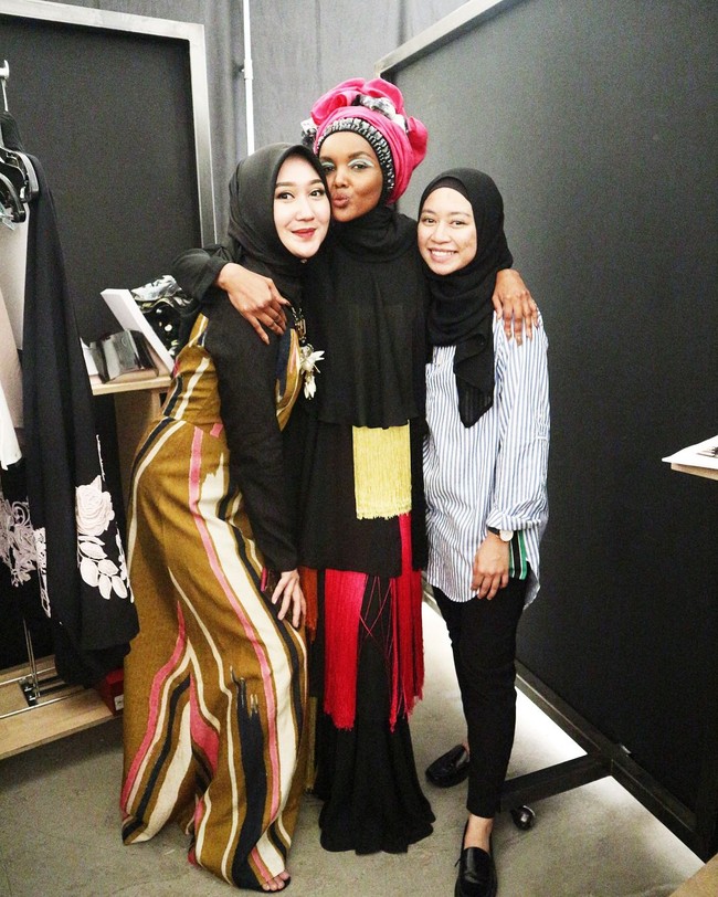 Halima is such an amazing personality MashAllah she’s so humble, funny and positive vibes always surrounds her.. Like she transferred her energy through her spirit to everyone around her, tulis Dian Pelangi di Instagram-nya pada hari Minggu (22/07/2018). Foto: Dok. Instagram/DianPelangi