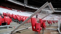 Final Piala Presiden 2018 yang digelar di Stadion Utama Gelora Bung Karno menyisakan kerusakan di beberapa titik. Pintu dijebol, sementara pagar dirubuhkan. Dok.Detikcom/Grandyos Zafna.