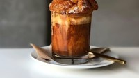 Minuman lain yang tak boleh dilewatkan ialah Caramelting. Kopi bertopping caramel custard choux. Hmmm, kelihatannya enak! Foto: Instagram c.through