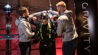 Seorang traveler mengunjungi hangar Browning untuk menonton juga menjajal setelan kostum jet terbang (Gravity/CNN Travel)
