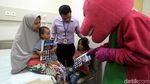 Badut Barney Hibur Pasien Anak