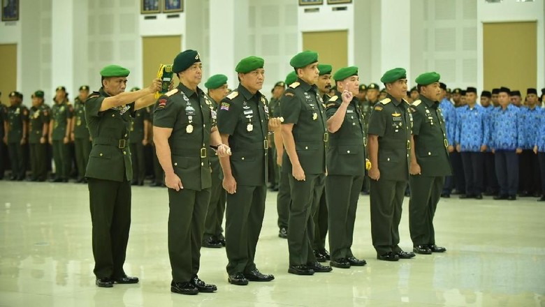 Letjen Andika Perkasa Resmi Jabat Pangkostrad Letjen Andika Perkasa Resmi Jabat Pangkostrad