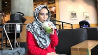 Tahun lalu, sambil meminum iced matcha latte, Nabilla pernah mencoba untuk mengenakan hijab. Try! Iseng coba janagn emosi sabarrr, tulisnya. Foto: Instagram bae_biiiiiii