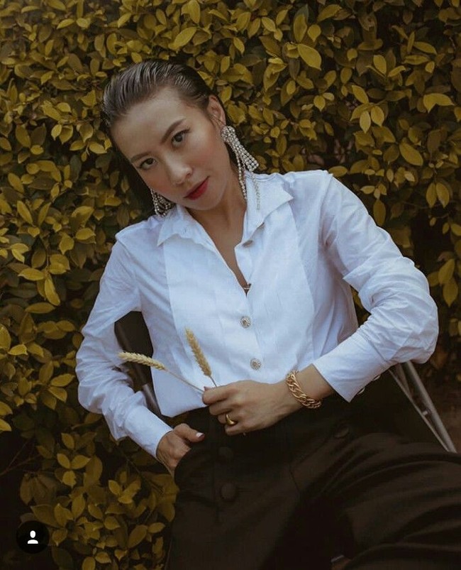 Tampil fotogenik dengan pose-pose menawan dan memamerkan kehidupan mewahnya, Savina mengaku foto-foto tersebut hanyalah ilusi. Foto: Dok. Instagram/Savina Chai