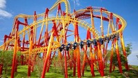Taman bermain terbesar di Amerika Latin ini terletak di kota Penha, Brasil. Taman bermain yang penuh warna ini memiliki roller coaster dengan kecepatan maksimum mencapai 60 mil per jam. Istimewa/Pinterest.