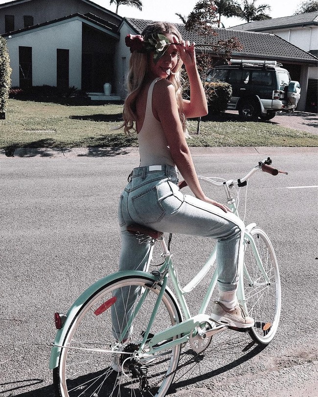 Membantu orang benar-benar membuka mataku dan membuatku membumi, itulah mengapa aku menyukainya. Di media sosial, pengikutku hanya melihat satu sisi dariku tapi ada sisi lain yang tidak ada yang melihat kecuali ada orang butuh bantuan, katanya. Foto: Instagram @brooklynkellyy