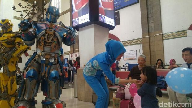 Hari Anak, 'Bumblebee' Beri Hiburan di Stasiun Tawang Semarang