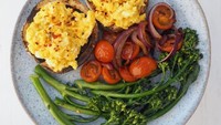 Taruh scrambled egg di atas roti panggang.  Sajikan dengan tomat dan sayuran tumis. Foto: Instagram @thefoodmedic