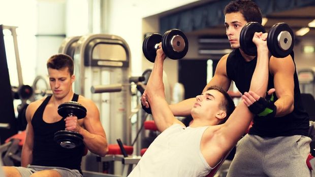 Saat membantu klien, seorang instruktur profesional tidak disarankan menyentuh tubuh klien tanpa meminta izin.