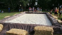 Lomba unik ini mulai dilakukan pada tahun 1999. Sebuah kolam buatan akan dibangun dari jerami dan terpal. Kemudian kolam tersebut akan diisi dengan kentang tumbuk dan air. (mashedpotatowrestling/Facebook)