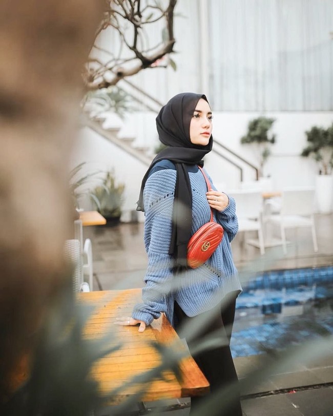 Perubahan gaya Nabilla menjadi sorotan netizen. Ia kerap menampilkan foto OOTD di akun Instagram-nya @bae_biiiiiii dengan gaya hijab modis tapi simpel. Foto: Instagram/bae_biiiiiii