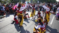 Kota Solo memperingati Hari Anak Nasional dengan mengadakan pagelaran hiburan yang diisi dengan berbagai tari tradisional khas nusantara. Salah satunya adalah Seni Tari Reog Ponorogo yang ditampilkan oleh anak-anak di salah satu jalan di kota Solo, Jawa Tengah, Minggu (22/7/2018). Antara Foto/Maulana Surya.