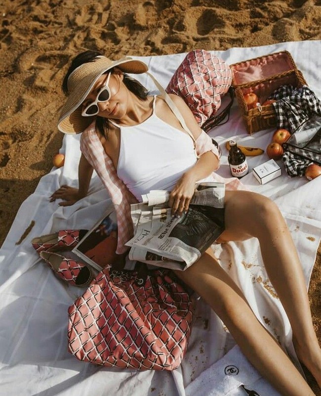 Kadang pekerjaan baru selesai jam 10 malam dan pukul 3 pagi sudah harus travelling ke negara lain, ucapnya. Foto: Dok. Instagram/Savina Chai