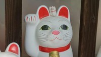 Patung dan boneka kucing maneki neko memang mudah didapatkan saat liburan ke Jepang (Joshua Mellin/CNN)
