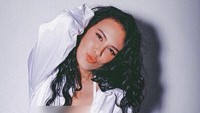 Yang tengah hangat yakni Sophia Latjuba. Ia belum lama ini menjalani sesi pemotretan mengenakan kemaja putih tanpa celana yang memamerkan lekuk tubuhnya. Foto: Dok. Instagram/sophia_latjuba88