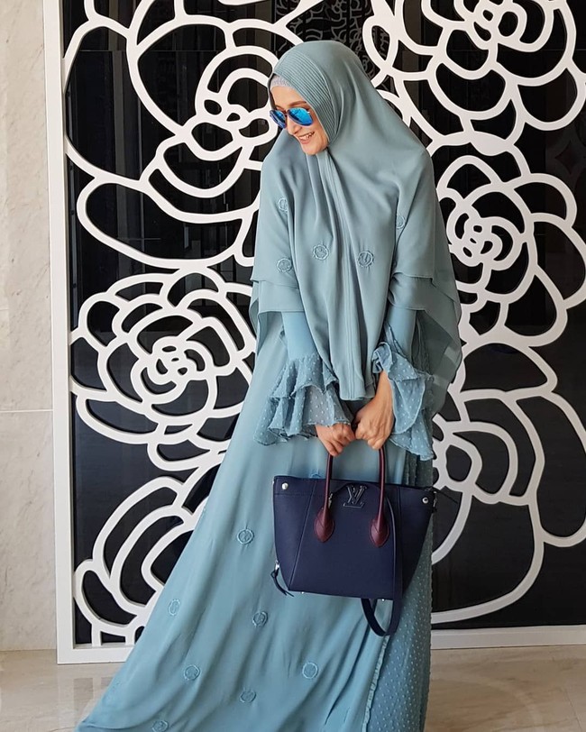 Tas Louis Vuitton kembali menjadi pilihan Inneke saat berpose memakai busana muslim syari berwarna tosca. Kali ini bintang film dan sinetron tersebut membawa tas Louis Vuitton seri Freedom berwarna navy yang harganya mencapai US$ 4.200 atau sekitar Rp 60 jutaan. Foto: Instagram