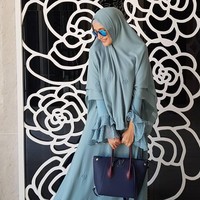 Tas Louis Vuitton kembali menjadi pilihan Inneke saat berpose memakai busana muslim syari berwarna tosca. Kali ini bintang film dan sinetron tersebut membawa tas Louis Vuitton seri Freedom berwarna navy yang harganya mencapai US$ 4.200 atau sekitar Rp 60 jutaan. Foto: Instagram