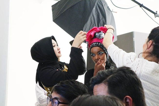 Bertemu Halima Aden, Dian Pelangi tak menutupi rasa antusiasnya. Ia terbang langsung dari Indonesia ke New York untuk mendandani langsung model fenomenal itu. Foto: Dok. Instagram/DianPelangi