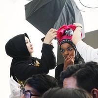 Bertemu Halima Aden, Dian Pelangi tak menutupi rasa antusiasnya. Ia terbang langsung dari Indonesia ke New York untuk mendandani langsung model fenomenal itu. Foto: Dok. Instagram/DianPelangi