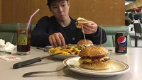 Tertangkap lagi, si ganteng ini sedang lahap menikmati fast food. Foto: Instagram @kokyungpyodotcom