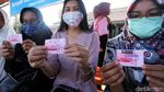 Penumpang Pamer Tiket Kertas KRL
