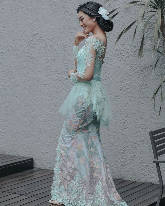 Istri Raditya Dika, Anissa Aziza terlihat segar dengan warna hijau mint di hari lamarannya pada 2017 lalu. Model kebaya dikemas feminin dengan tulle bentuk peplum, ditambah brokat lace yang dijahit di kain agar serasi dengan kebayanya. Foto: Dok. Instagram