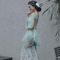 Istri Raditya Dika, Anissa Aziza terlihat segar dengan warna hijau mint di hari lamarannya pada 2017 lalu. Model kebaya dikemas feminin dengan tulle bentuk peplum, ditambah brokat lace yang dijahit di kain agar serasi dengan kebayanya. Foto: Dok. Instagram