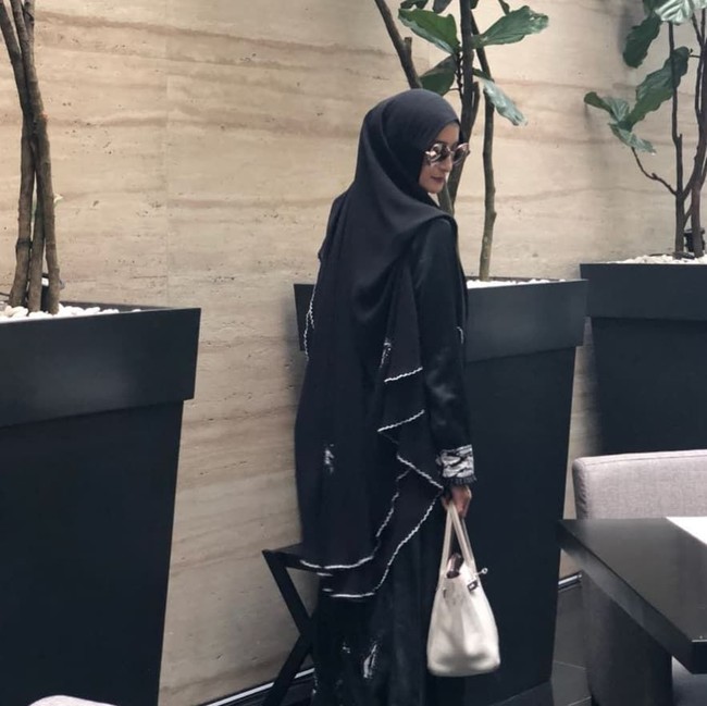 Tampil serba hitam dengan busana syari, Inneke Koesherawati yang menikah dengan Fahmi Dharmawansyah sejak 2004 tampak menenteng tas Hermes Birkin berharga ratusan juta rupiah. Foto: Instagram