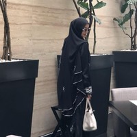 Tampil serba hitam dengan busana syari, Inneke Koesherawati yang menikah dengan Fahmi Dharmawansyah sejak 2004 tampak menenteng tas Hermes Birkin berharga ratusan juta rupiah. Foto: Instagram