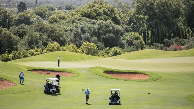 Resortnya punya area lapangan golf yang luas