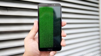 Ya walaupun murah, layarnya sudah bergaya kekinian. Kamera depannya 5 megapixel dilengkapi lampu flash. Foto: muhammad ridho