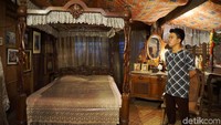 Sebagian besar properti rumah masih asli dan telah berusia sangat tua. Karena itulah setiap pengunjung yang berkeliling diminta untuk berhati-hati dan tidak sembarangan menyentuh benda-benda di dalam rumah (Syanti/detikTravel)