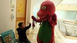 Badut Barney Hibur Pasien Anak