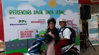 Hari Anak Nasional, Pertamina Bagikan Ratusan Helm Gratis di SPBU